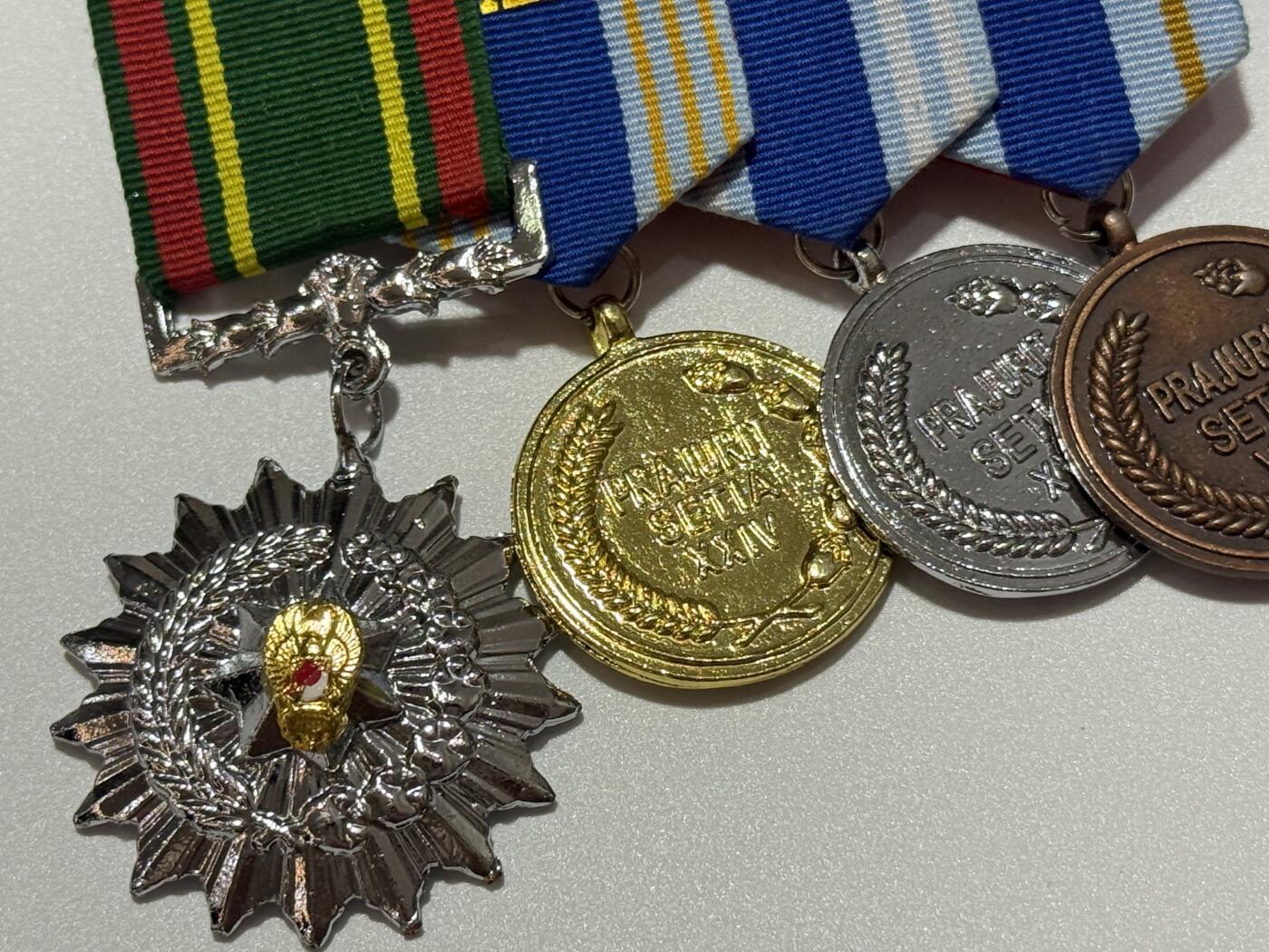 韵星假日精品2025秋季军品类拍卖会-- Rimey Holidays Boutique 2025 Autumn Militaria Sale 印度尼西亚4r联排--三级卡蒂卡挨卡拉克西（三军团结）之星勋章，金银铜三级国防军优秀服务奖章