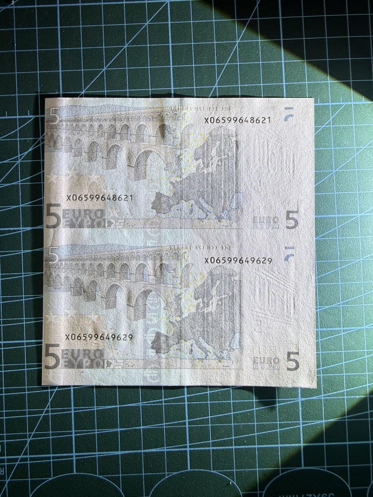 【炜奕收藏】，第五十期 2002年5欧元2连体钞，德国版，UNC品相，裁切偏右