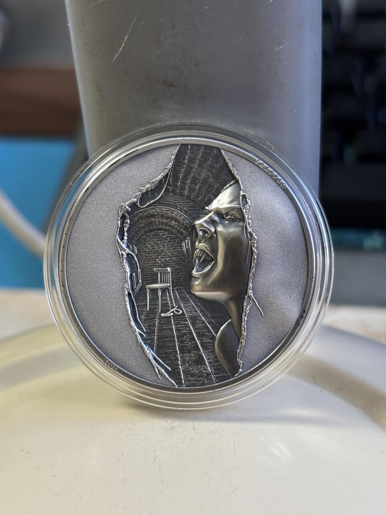 第181期拍卖 库克2023年迷茫和困境系列逃离1盎司纪念银币，999银，发行量999枚，外铁盒有稍微凹陷