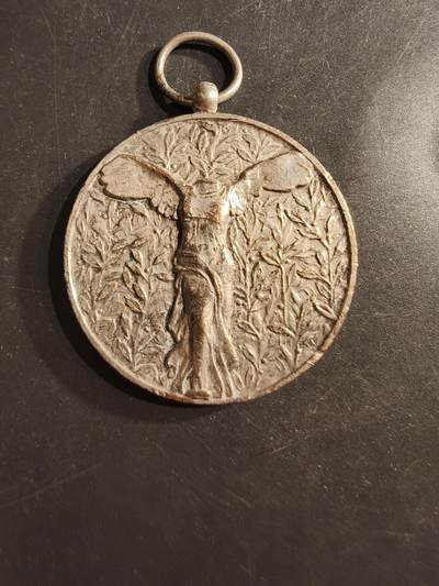 老王徽章第162期 -  法国施华蔻俱乐部银级奖章     正面为胜利女神形象    直径50mm.    重量60.6g