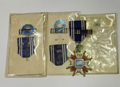 韵星假日精品2025秋季军品类拍卖会-- Rimey Holidays Boutique 2025 Autumn Militaria Sale - 金品高先生旧藏，50年代铜版本忠勤勋章、一星、二星勋表大全套。军中服役三十年，最终军衔为上校或少将