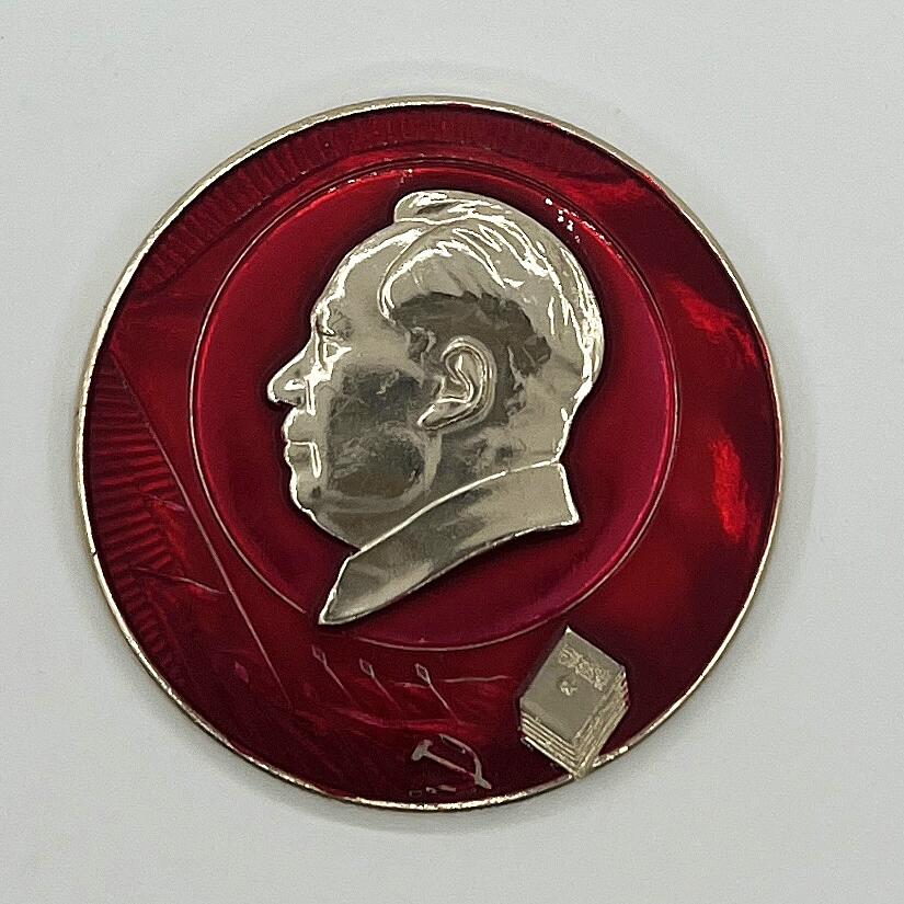 2025年伟人像章秋季专场拍卖会 上海海军702套章 红底银像 圆形 毛选 军舰 九颗五角星 党徽 带原盒 五枚/套  像章:直径4.45cm×5;盒:25.4cm×11.4cm×1.9cm