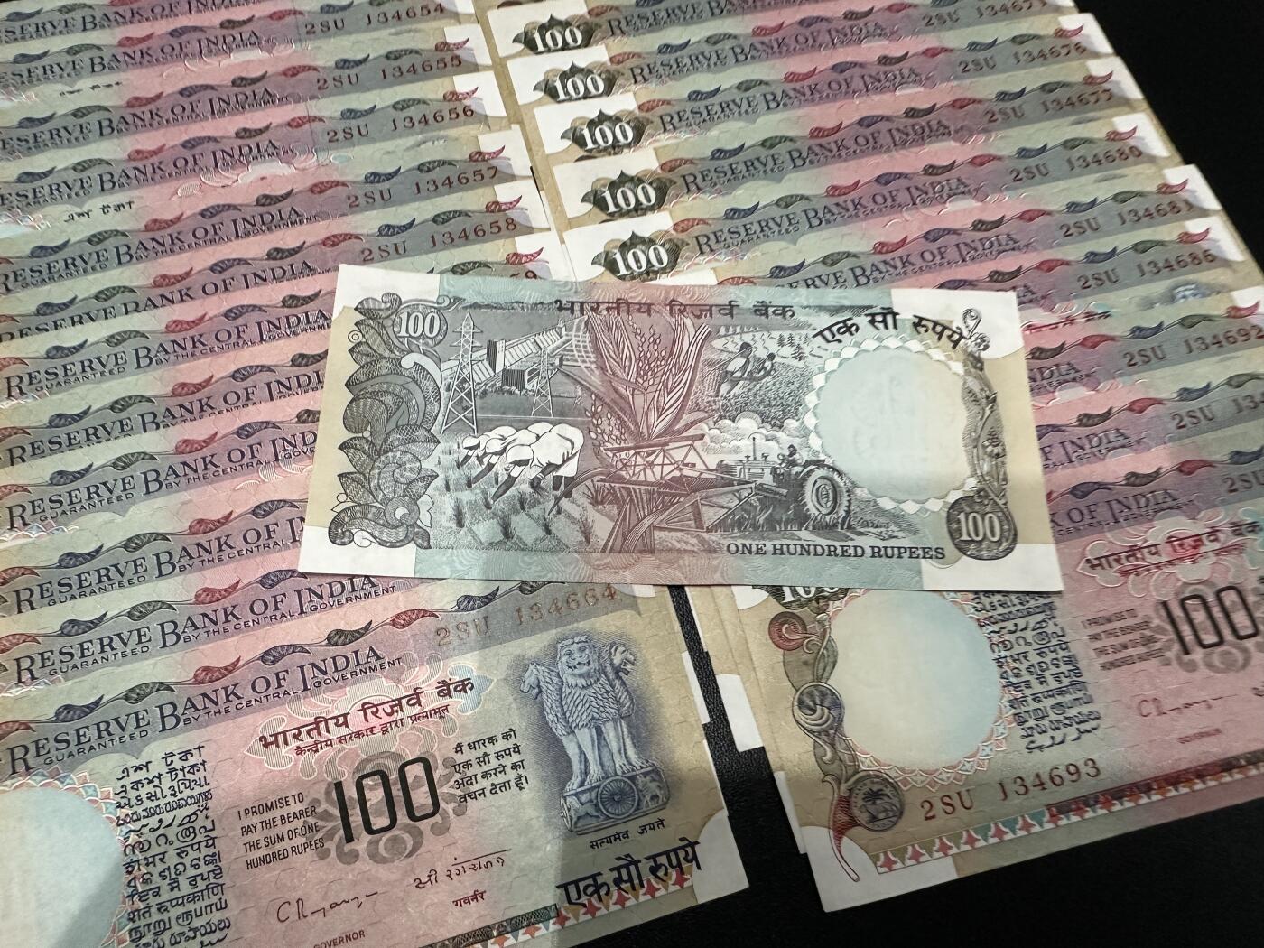 《外钞收藏家》第五百八十三期（精选场）（本期拍品丰富）（本平台长期征集拍品、欢迎藏友们联系合作） 印度100卢比 25张 部分连号 有针孔 角不绝 品相如图