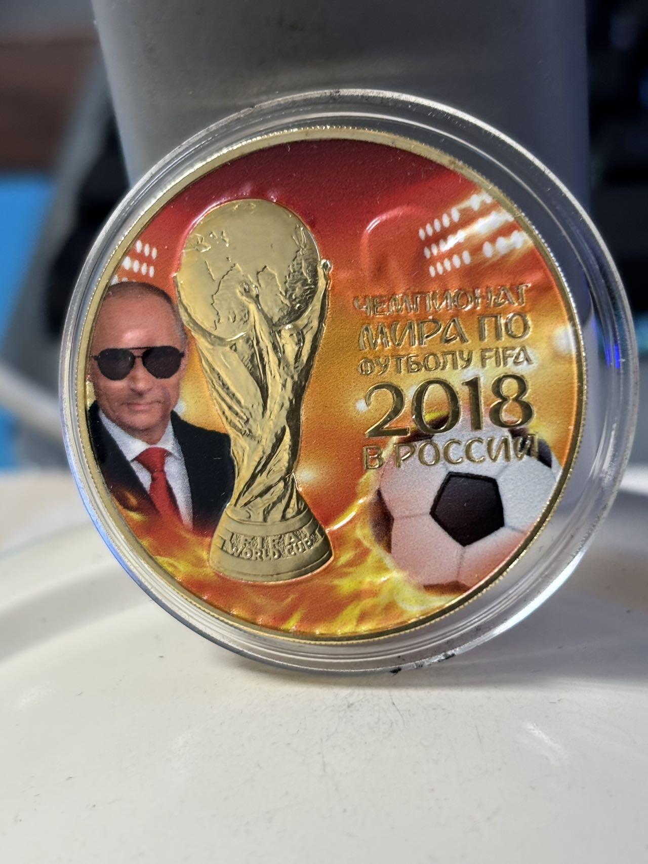 第181期拍卖 俄罗斯2018世界杯大力神杯和普京1盎司镀金银币，925银镀金，发行200枚，有起泡