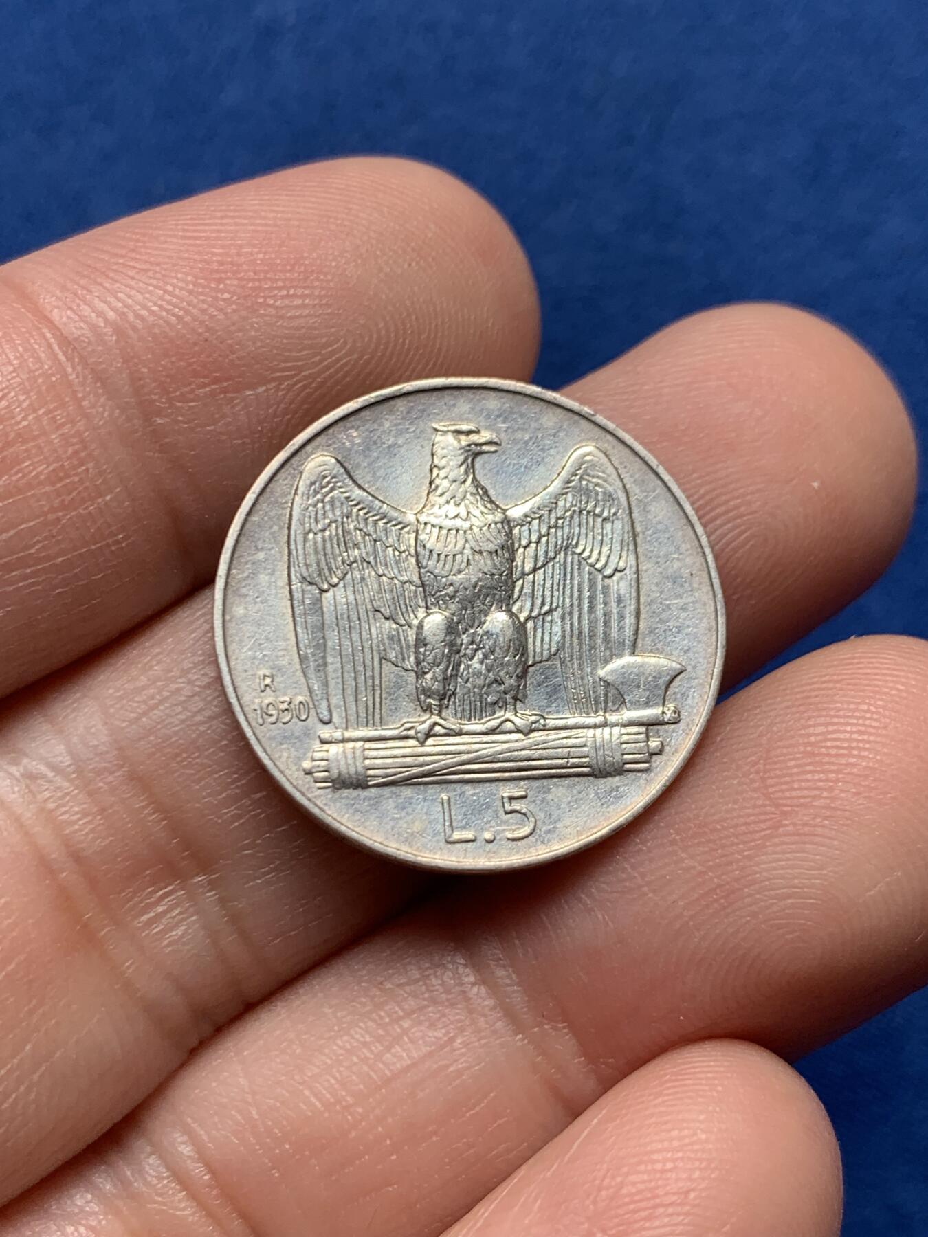 《竞宝斋》第436场 周日，周一2场连拍 （全场包邮） 1930年意大利5里拉银币，维托里奥·埃马努埃莱三世头像，背面是双头鹰和束棒图案。23mm，4.9克，含银83.5%