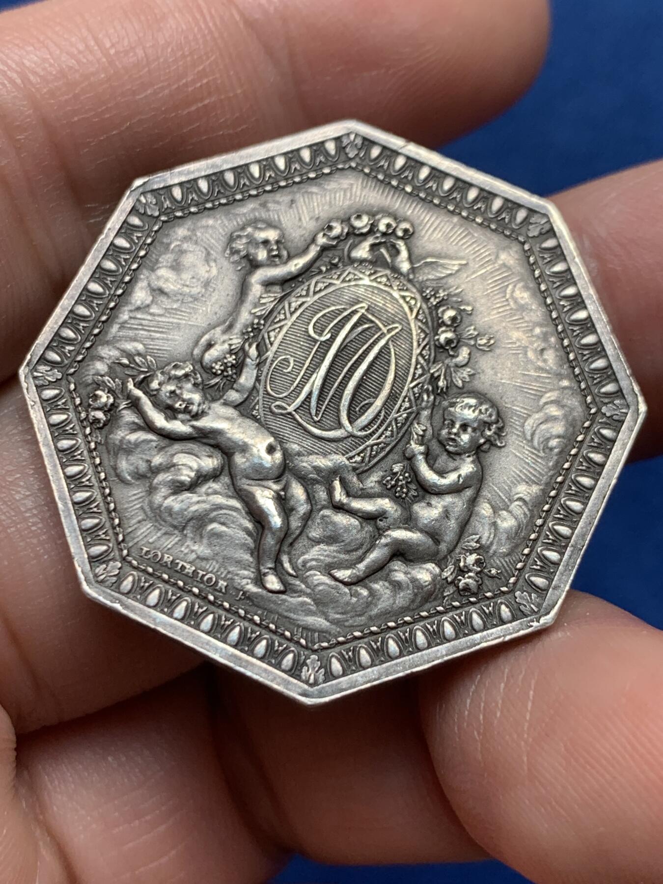 《竞宝斋》第436场 周日，周一2场连拍 （全场包邮） 法国天使八角银质代币，33.2MM，16.55克，丰饶角边铭，1732.8-1799.10法国第六代奥蒙公爵和杜拉斯家族路易斯珍妮1747年巴黎结婚纪念