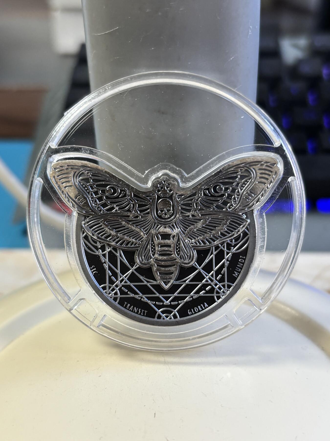 第181期拍卖 坦桑尼亚2018年珍稀濒危昆虫鬼脸天蛾2盎司银币，999银，发行量999枚，塑料盒有破