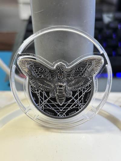 第181期拍卖 - 坦桑尼亚2018年珍稀濒危昆虫鬼脸天蛾2盎司银币，999银，发行量999枚，塑料盒有破