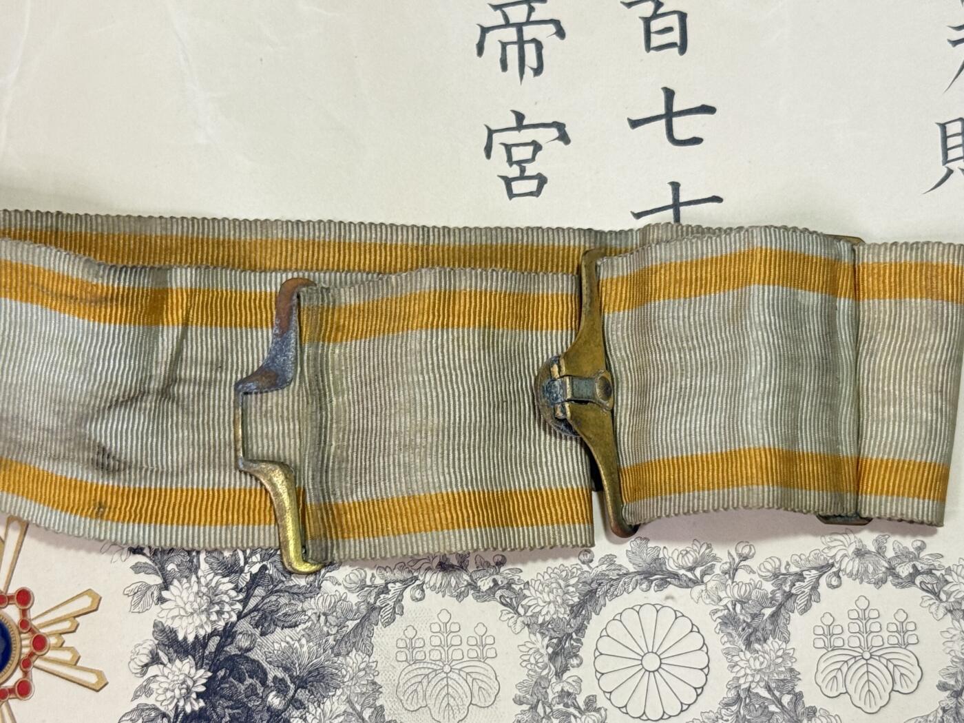 韵星假日精品2025秋季军品类拍卖会-- Rimey Holidays Boutique 2025 Autumn Militaria Sale 大正亲签（嘉仁）外授勋三等瑞宝章，勋记与无盒单章一组，授予英国皇家海军中校奥罗科德