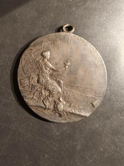 老王徽章第162期 -  法国马赛市1899年爱国者组织全国射击竞赛大银章    950银     直径50mm.    重量63.3g