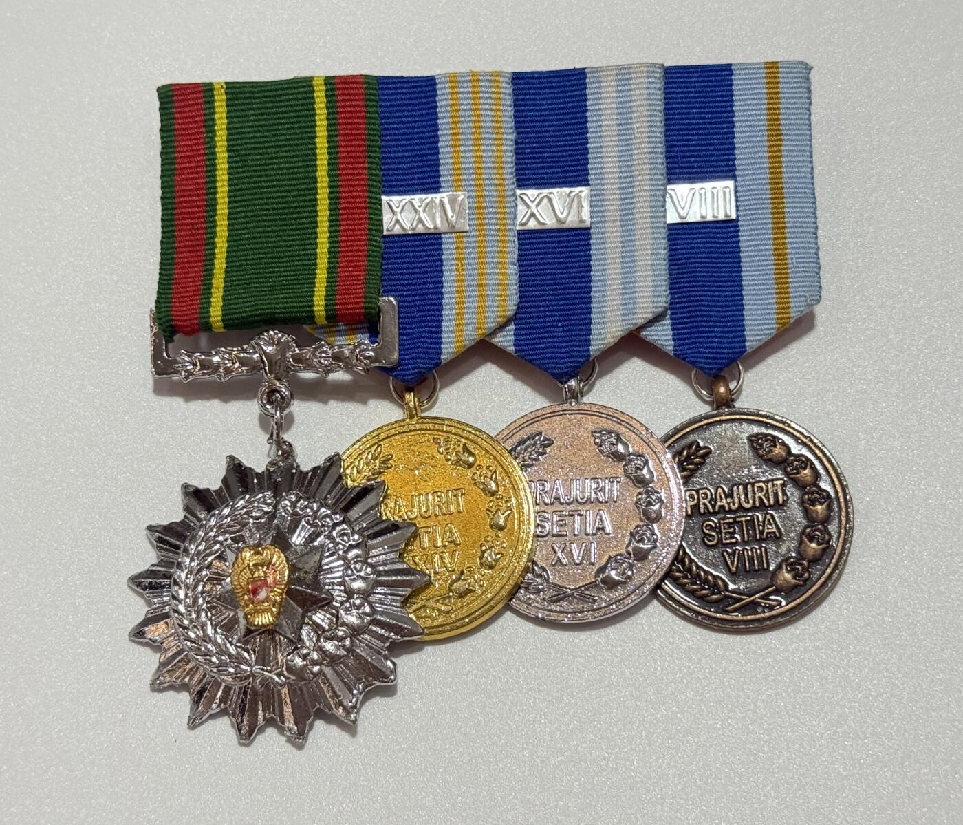韵星假日精品2025秋季军品类拍卖会-- Rimey Holidays Boutique 2025 Autumn Militaria Sale  印度尼西亚4r联排--三级卡蒂卡挨卡拉克西（三军团结）之星勋章，金银铜三级国防军优秀服务奖章