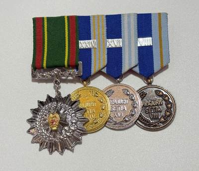 韵星假日精品2025秋季军品类拍卖会-- Rimey Holidays Boutique 2025 Autumn Militaria Sale -  印度尼西亚4r联排--三级卡蒂卡挨卡拉克西（三军团结）之星勋章，金银铜三级国防军优秀服务奖章