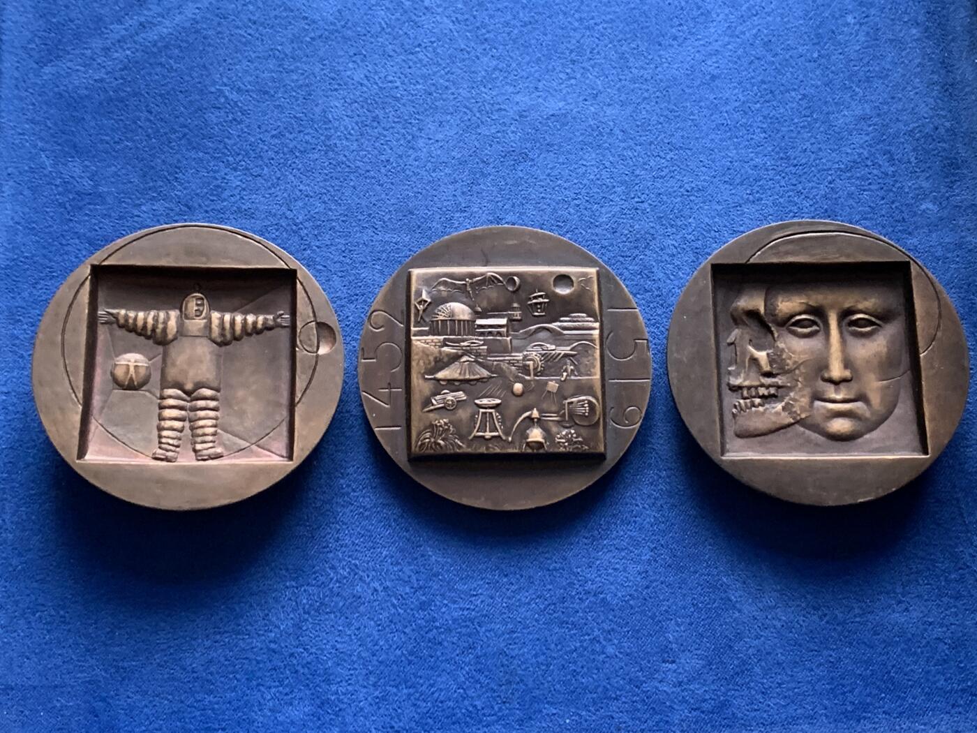 《竞宝斋》第436场 周日，周一2场连拍 （全场包邮） 1975年达芬奇三合体章，332.8克，59.2mm，K. Räsänen雕刻，铜质铸造1500枚，带说明书。