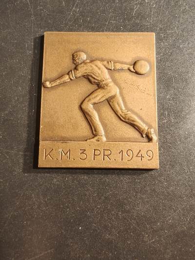 老王徽章第162期 - 瑞典保龄球方形镀金大铜章     尺寸45×37mm.    重量30g