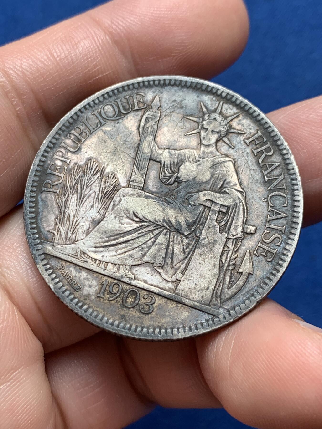 《竞宝斋》第436场 周日，周一2场连拍 （全场包邮） 法属印支 1903坐洋 1皮阿斯特大银币 原味黑包浆 细节见图