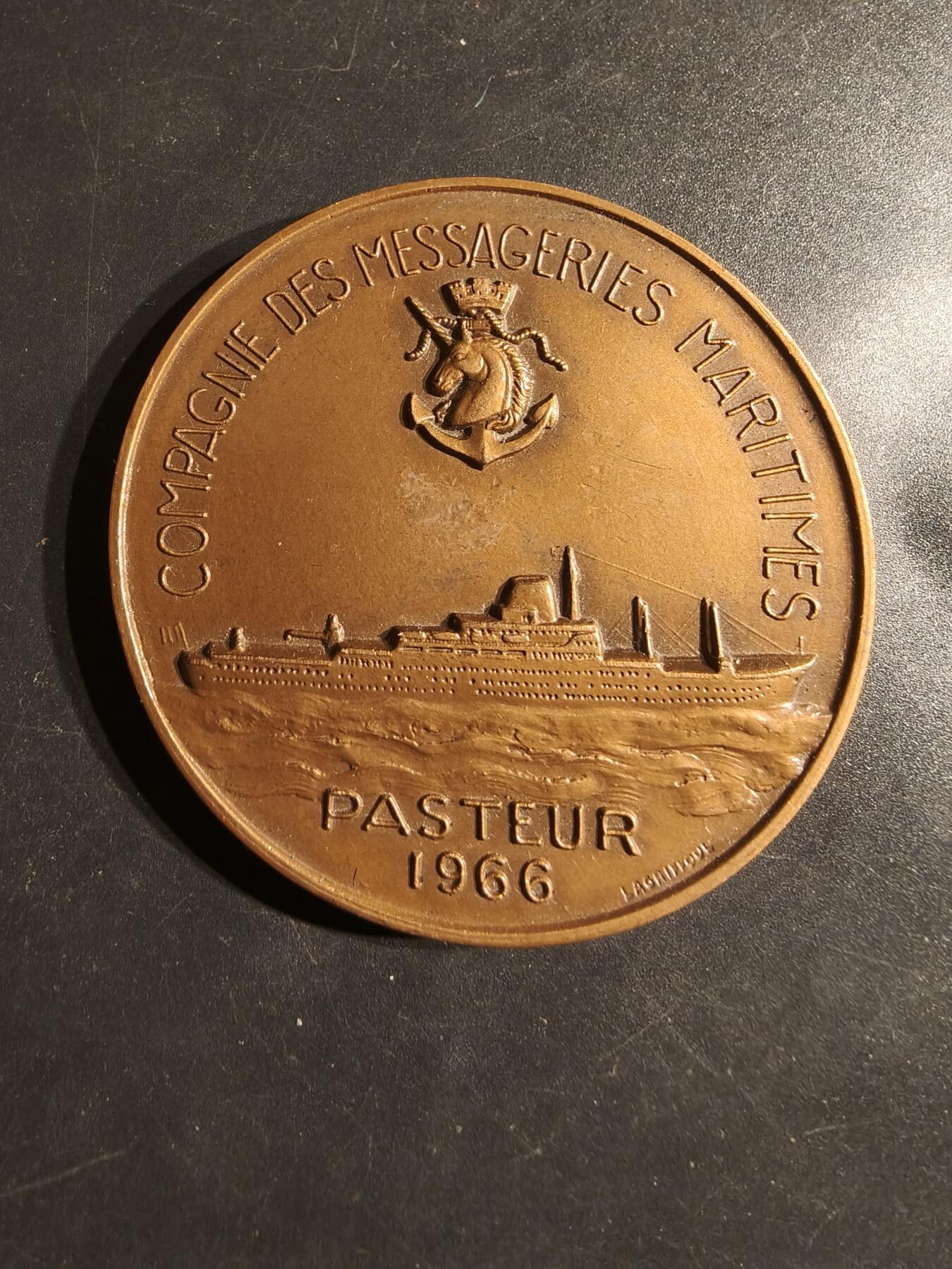 老王徽章第162期  法国邮轮公司“巴斯德”号远洋客轮下水大铜章    路易·巴斯德（Louis Pasteur）是法国微生物学家和化学家，以其在微生物学领域的杰出贡献而闻名