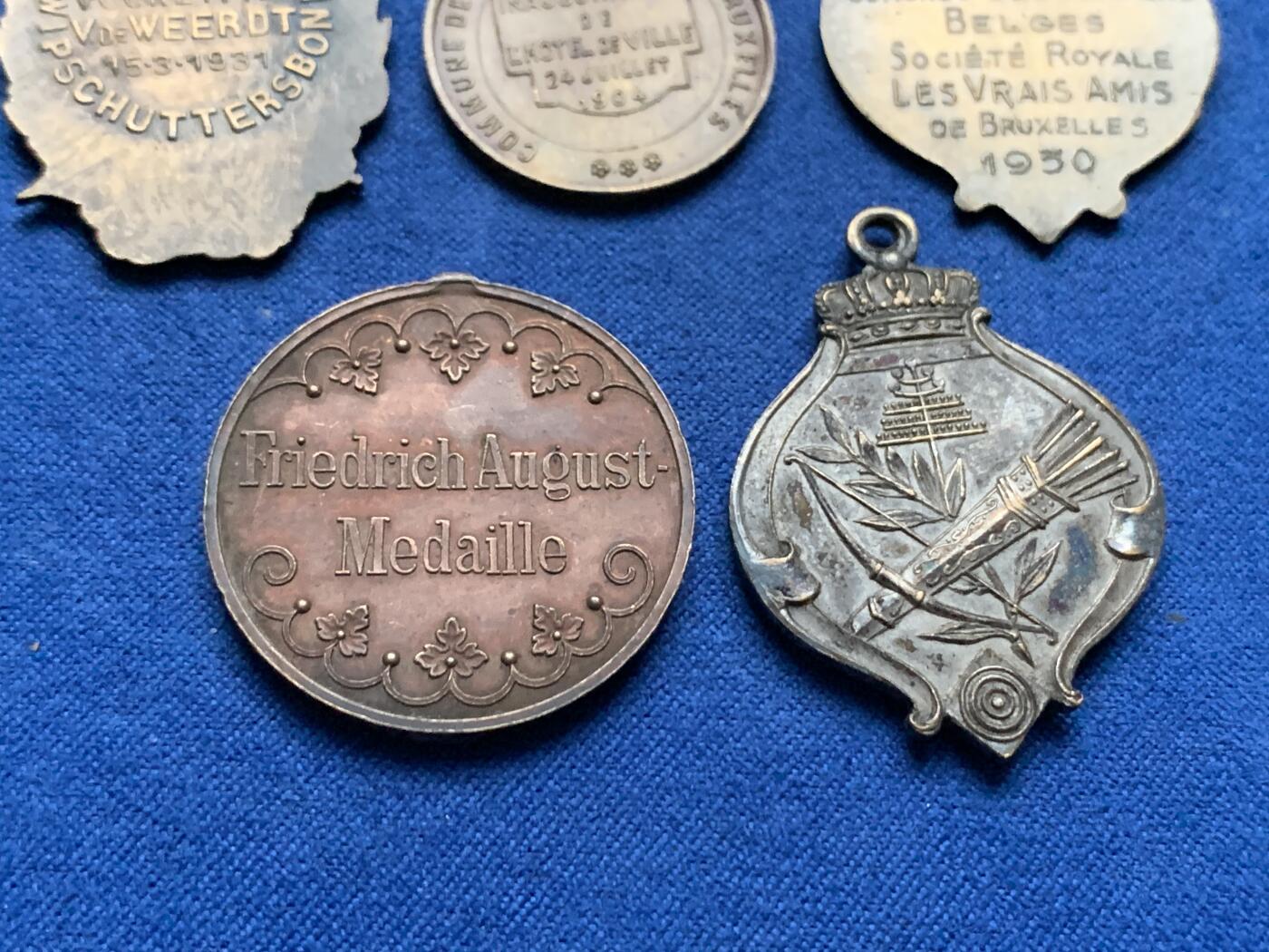 《竞宝斋》第436场 周日，周一2场连拍 （全场包邮） 5枚一组 比利时纪念章 总重约38.7克 细节见图