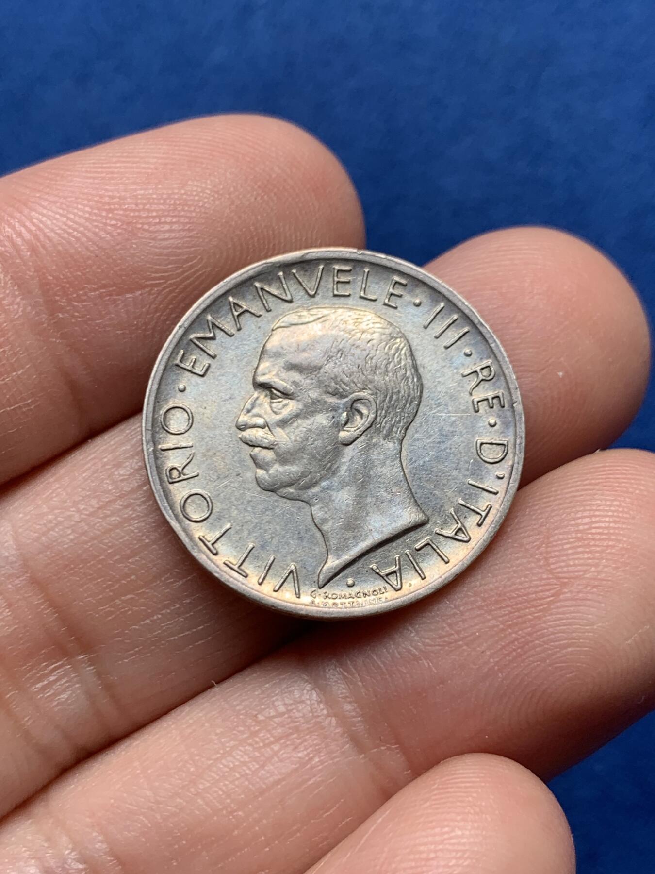 《竞宝斋》第436场 周日，周一2场连拍 （全场包邮） 1930年意大利5里拉银币，维托里奥·埃马努埃莱三世头像，背面是双头鹰和束棒图案。23mm，4.9克，含银83.5%