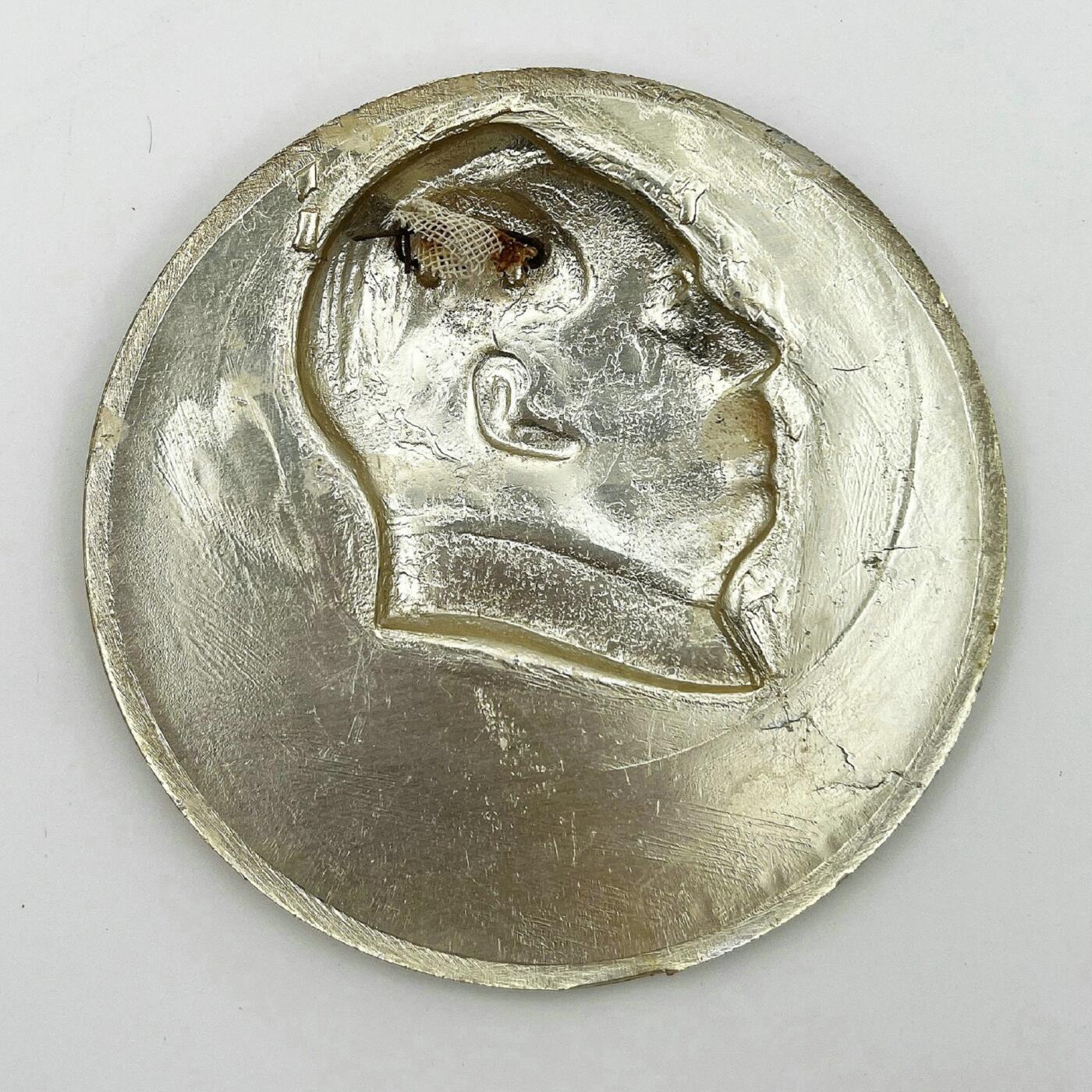 2025年伟人像章秋季专场拍卖会 红金配色 圆形 地图九颗五角星元素 标语“全世界无产者，联合起来！” 一枚 直径9.88cm