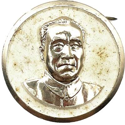 2025年伟人像章秋季专场拍卖会 - 白底金像 朱德委员长 高浮雕造型 面部刻画精细 一枚 直径3.18cm