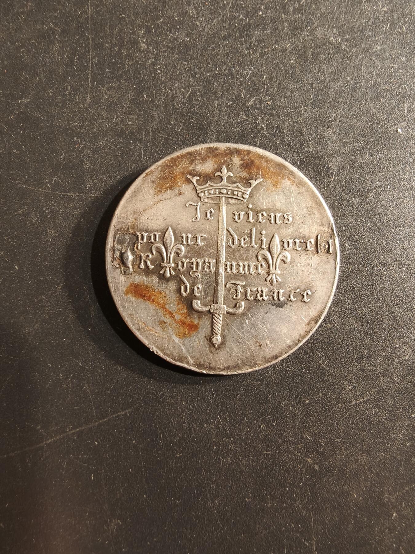 老王徽章第162期 法国圣女贞德纪念章   直径30mm.    重量9.9g.    背面铭文“我来拯救法兰西了”