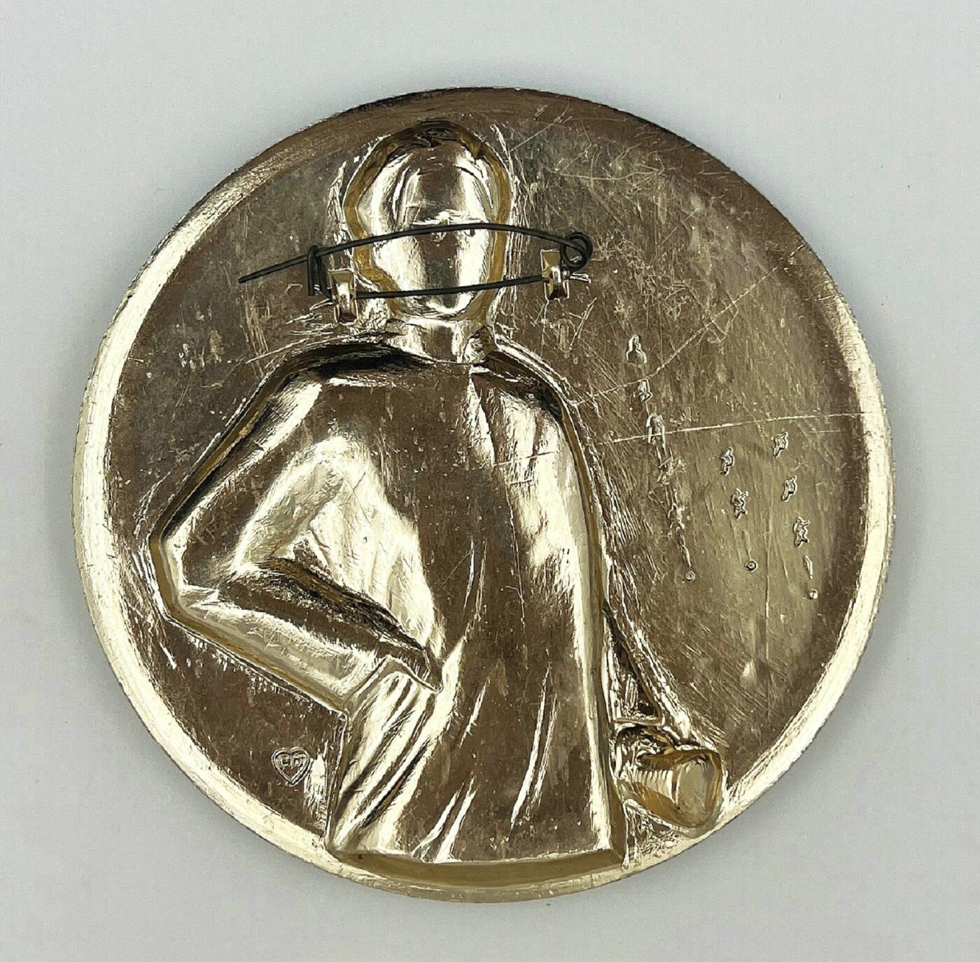 2025年伟人像章秋季专场拍卖会 红、蓝底银像 圆形 伟人青年形象 湘江评论 铭刻“问苍茫大地 谁主沉浮”诗句 一枚 直径9cm