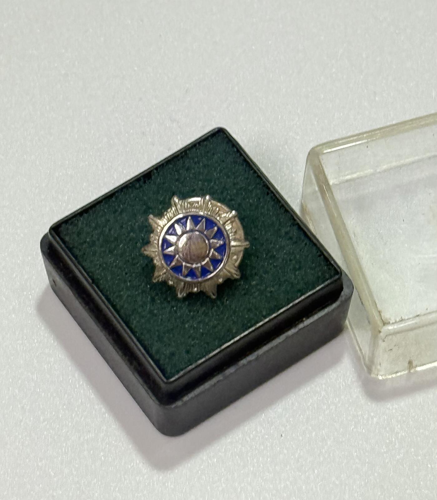 韵星假日精品2025秋季军品类拍卖会-- Rimey Holidays Boutique 2025 Autumn Militaria Sale KMT党庆纪念章，925银