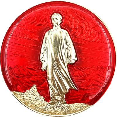 2025年伟人像章秋季专场拍卖会 - 红底金像 正面全身像 身着长衫手拿油纸伞 一枚 直径6cm