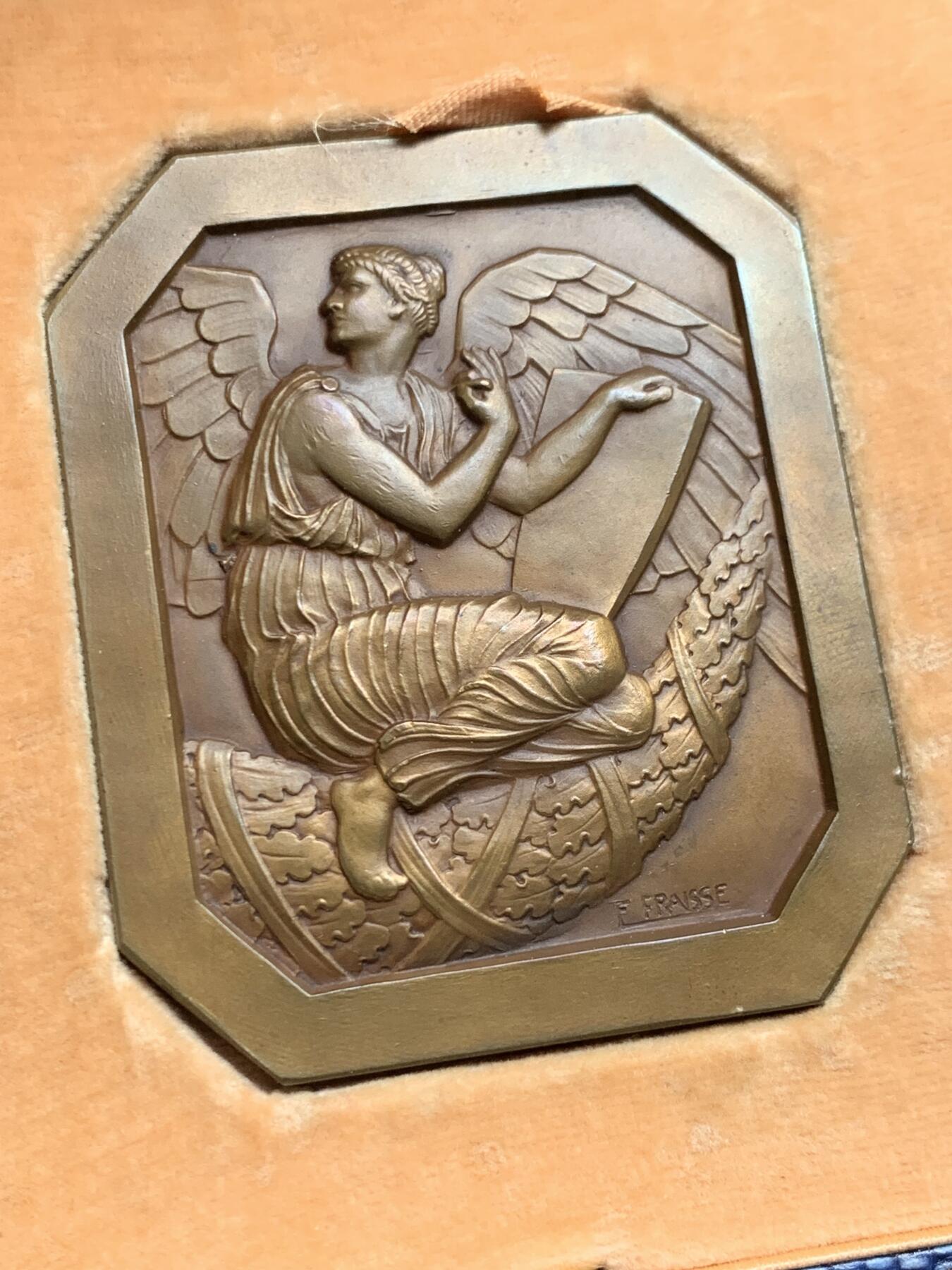 《竞宝斋》第436场 周日，周一2场连拍 （全场包邮） 法国天使大牌匾，极少见品种，法国著名雕刻家FRAISSE作品。品相极美，赏心悦目。直径：63*53mm，重：103g，三角铜标边铭，双面高浮雕，细节犀利，带原盒。