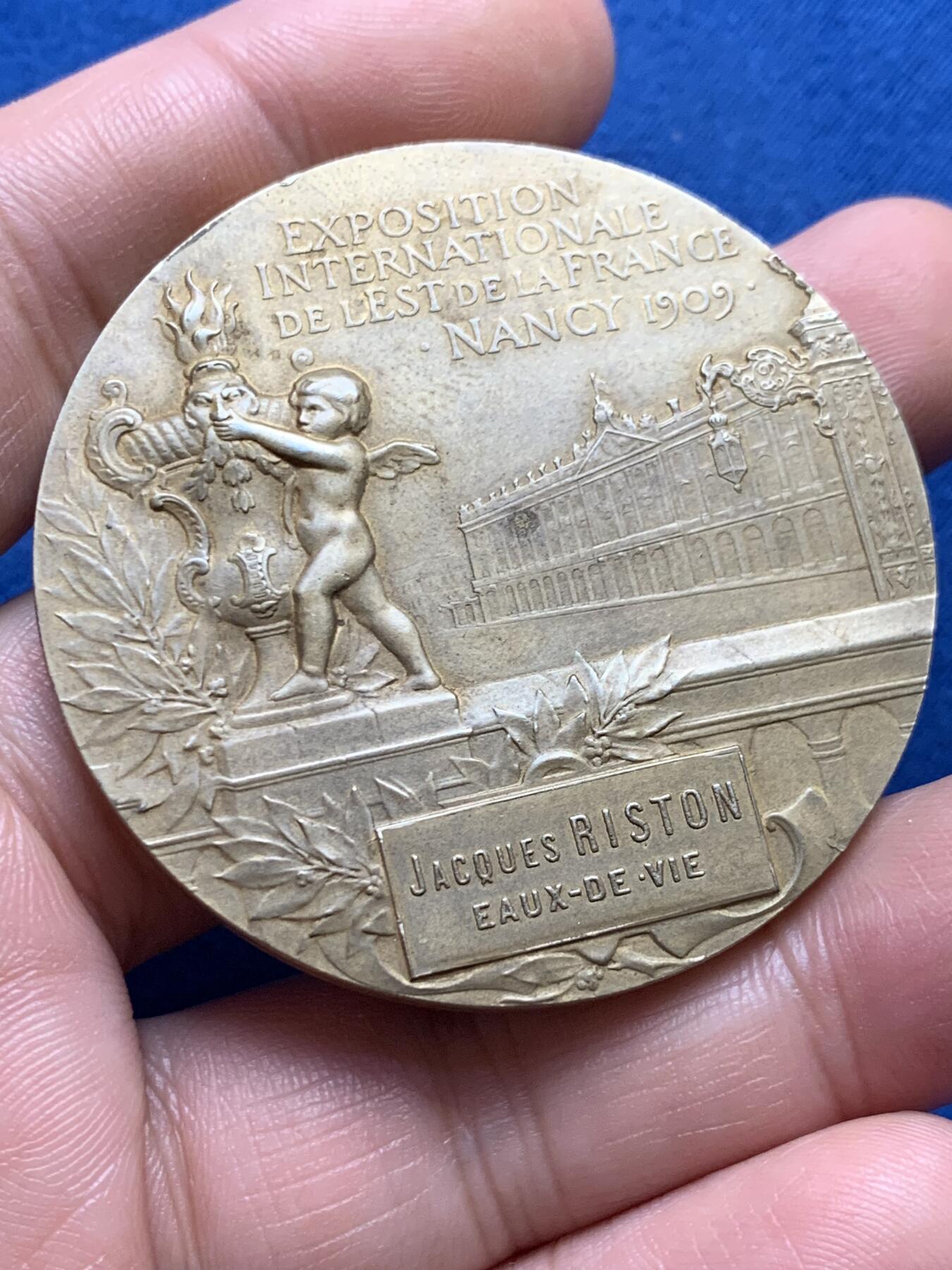 《竞宝斋》第436场 周日，周一2场连拍 （全场包邮） 法国1909年南希世博会纪念镀金大银章 64.3克 49.8mm 带盒 丰饶角1银 盒子背面有有损