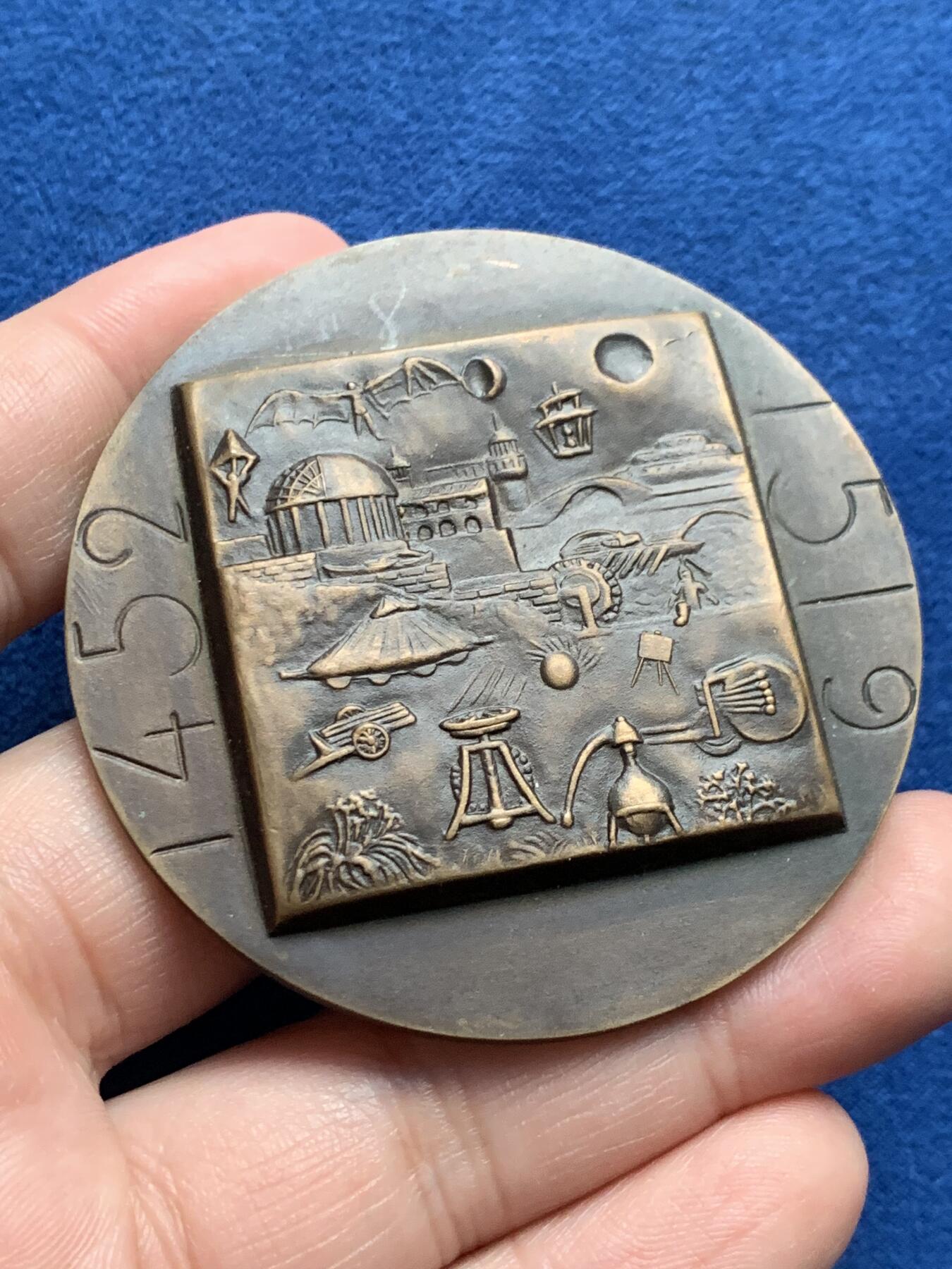 《竞宝斋》第436场 周日，周一2场连拍 （全场包邮） 1975年达芬奇三合体章，332.8克，59.2mm，K. Räsänen雕刻，铜质铸造1500枚，带说明书。