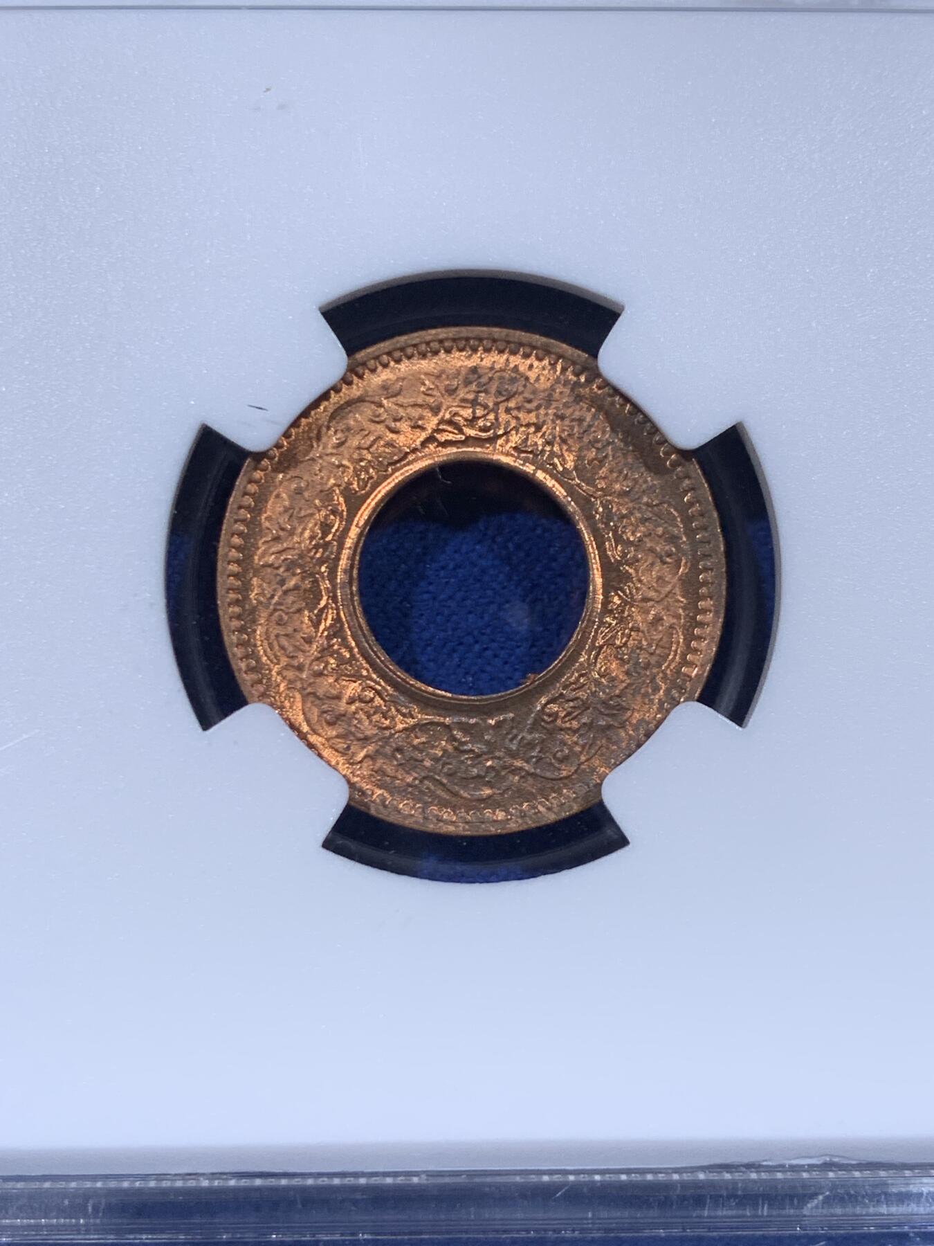 《竞宝斋》第436场 周日，周一2场连拍 （全场包邮） NGC MS64RB 1943年 英属印度 1PICE 中孔铜币 卷拆好品