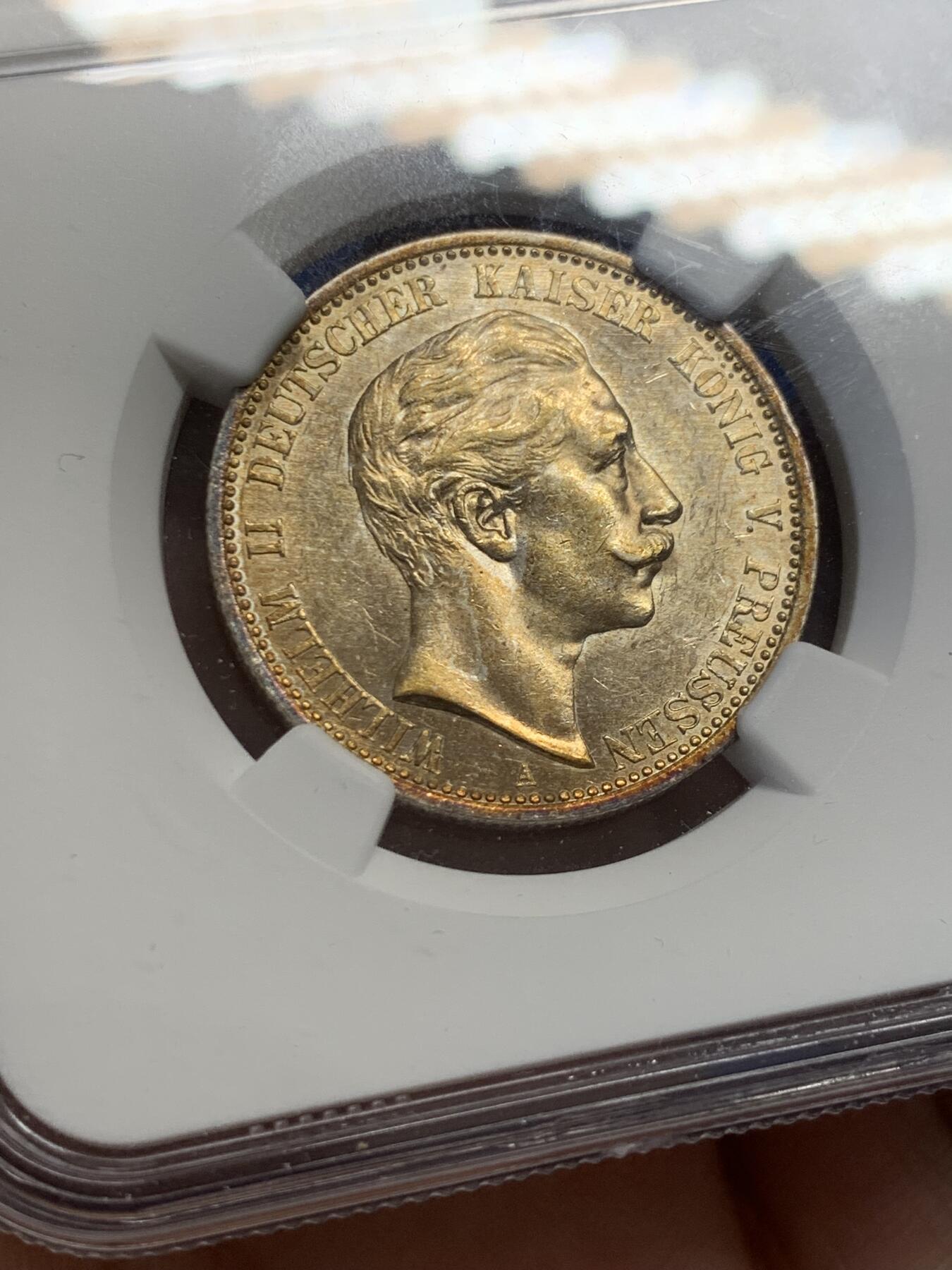 《竞宝斋》第436场 周日，周一2场连拍 （全场包邮） NGC AU58 德国普鲁士1905年威廉二世2马克 正面炫目金色包浆 仿佛镀金