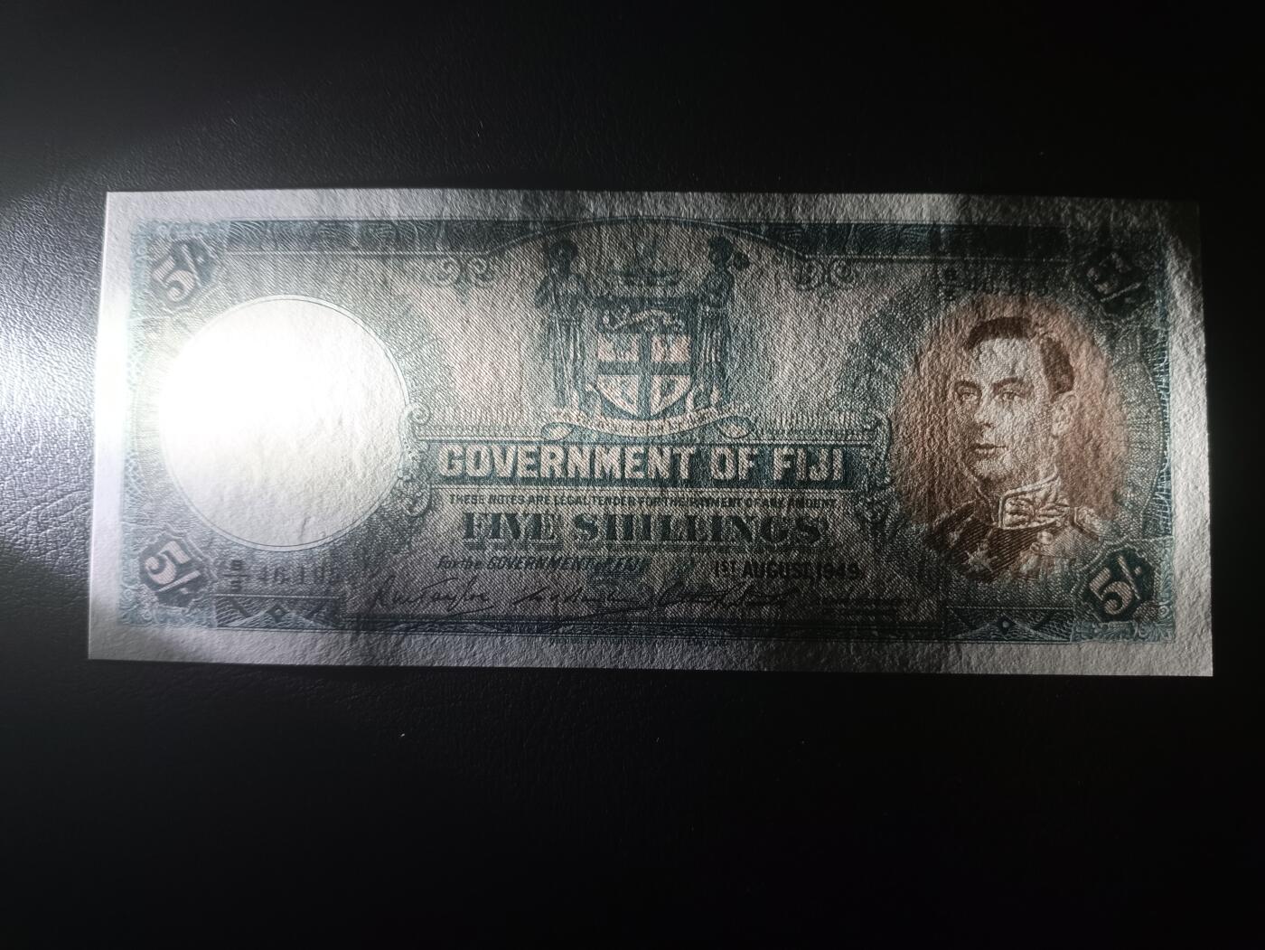 2025十一月第三期，总201期 英属斐济1949年5先令AUNC，稀有的乔治六世统治时期中高面值品种，主题是斐济殖民政府徽章以及戎装乔治六世国王肖像