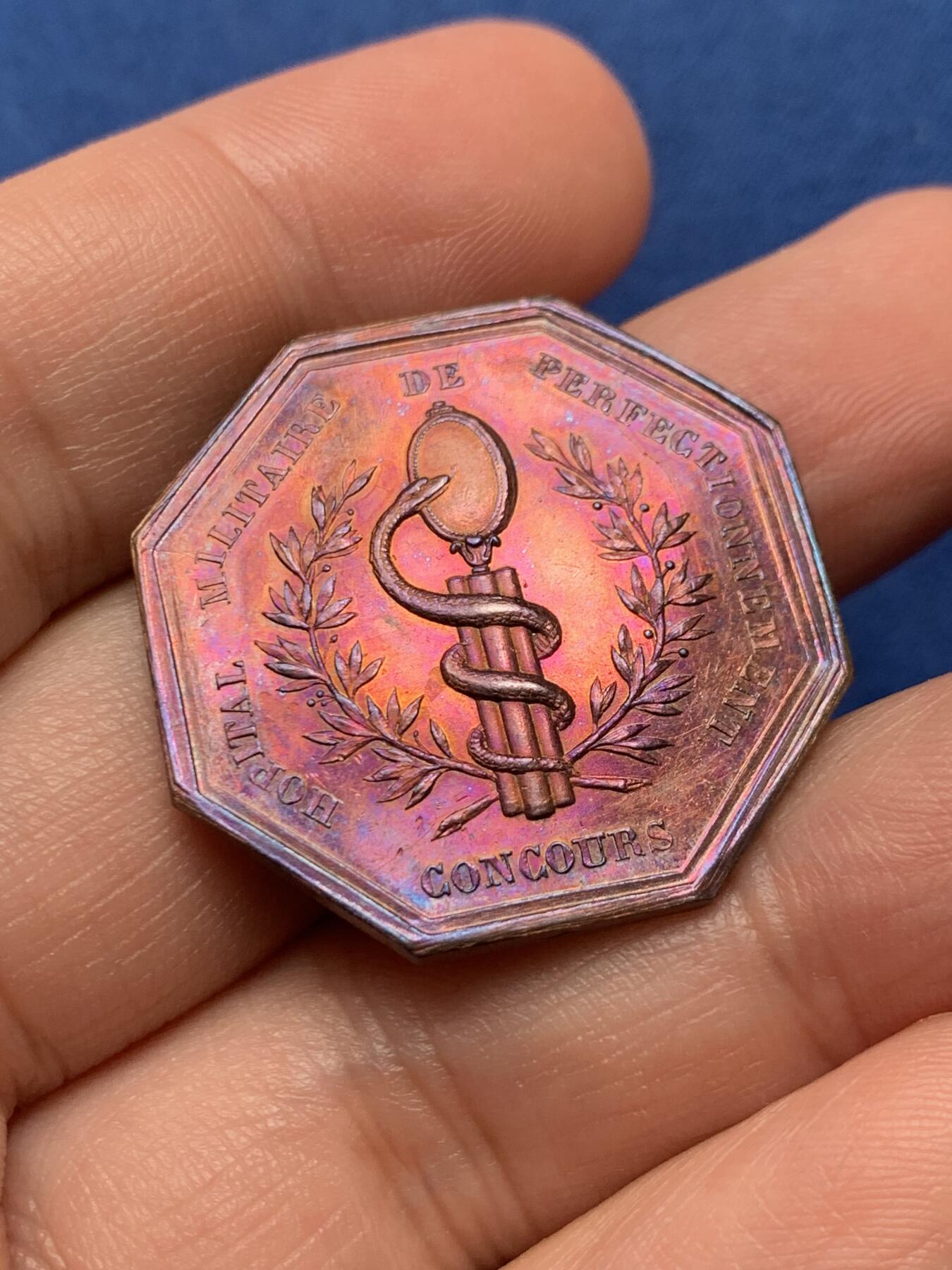 《竞宝斋》第436场 周日，周一2场连拍 （全场包邮） 法国菲利普一世头像军事训练医院竞赛八角银质代币，30.6MM，14.28克，早期油灯边铭，照镜子的蛇