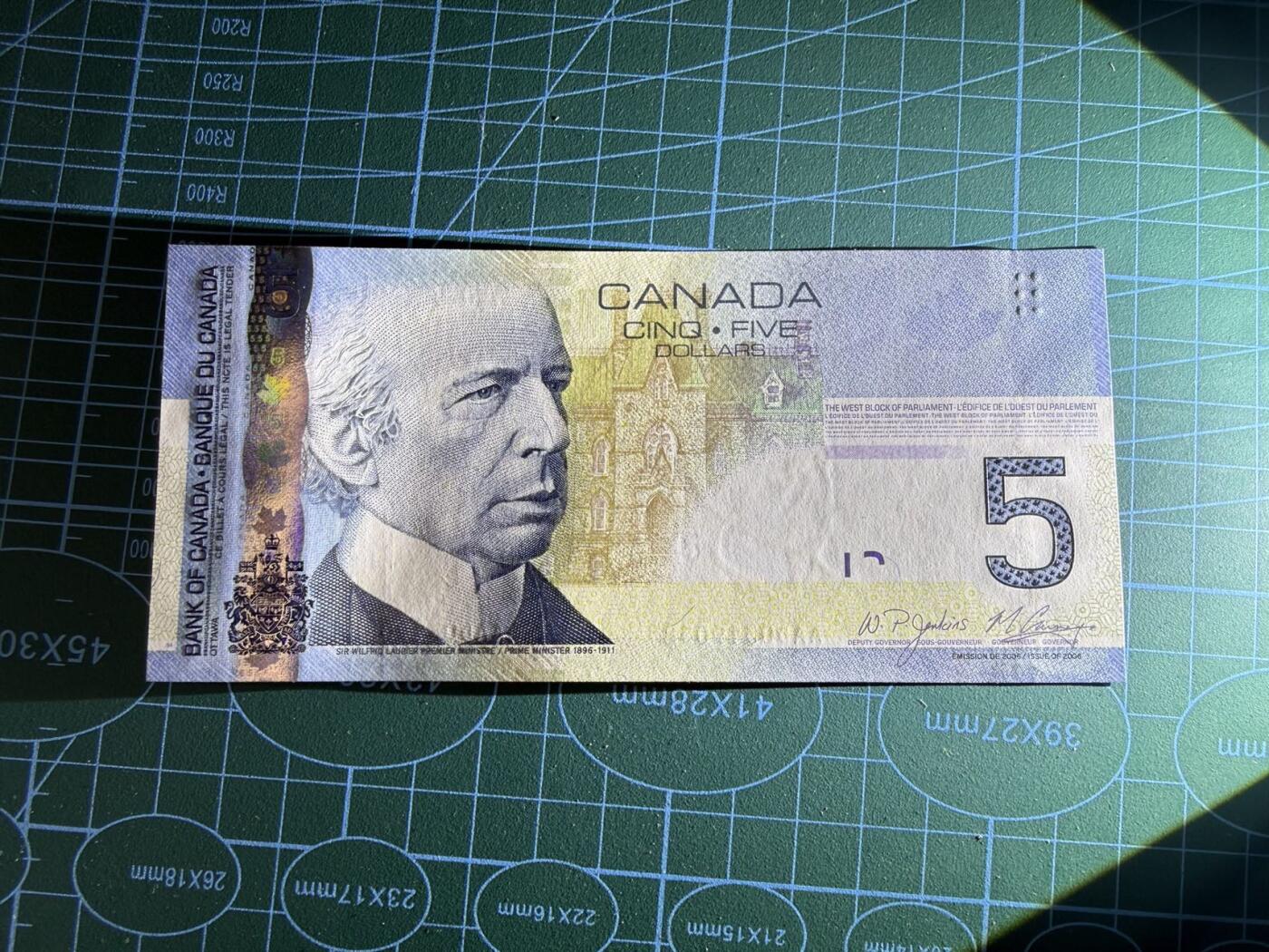 【炜奕收藏】，第五十期 加拿大旅版5元，UNC品相，号码无47尾8