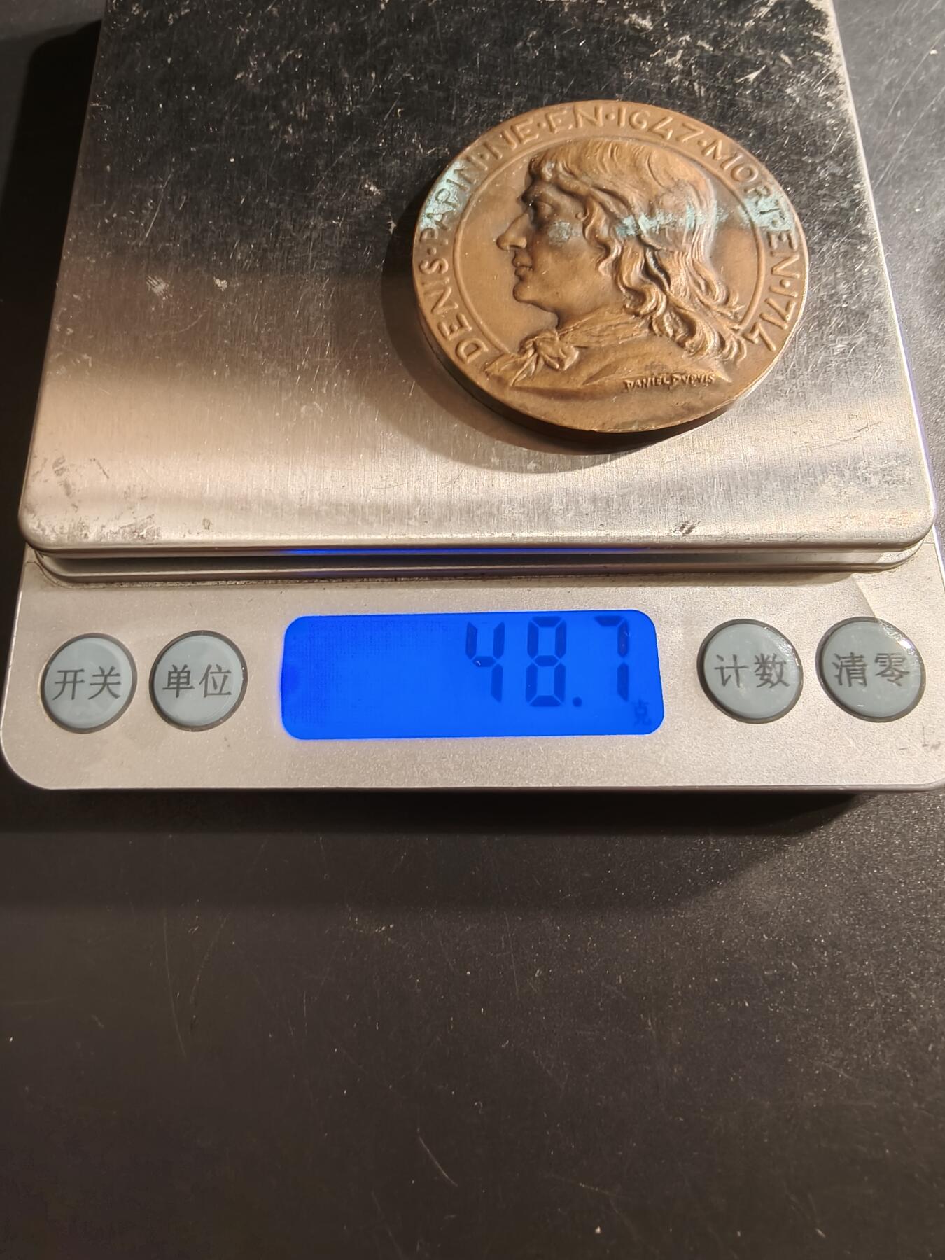 老王徽章第162期  法国机械和金属加工业联合会大铜章     直径43mm.    重量48.7g