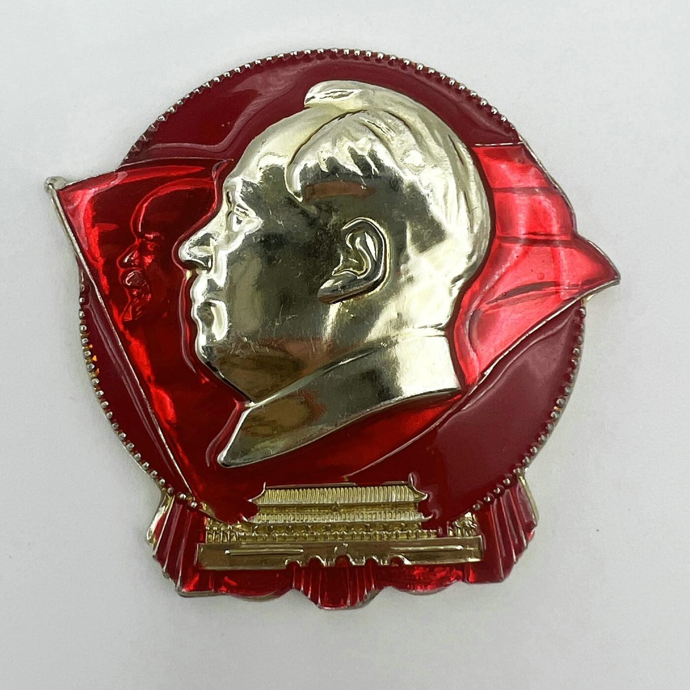 2025年伟人像章秋季专场拍卖会 1969年3月9日 内蒙古东方红像章厂 红蓝金双色 异形 伟人、列宁侧面像 红旗 天安门 二枚 4.63cm×4.81cm×2