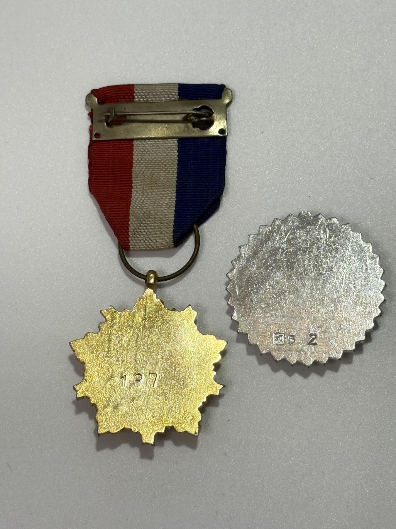 韵星假日精品2025秋季军品类拍卖会-- Rimey Holidays Boutique 2025 Autumn Militaria Sale 台湾理教圣理学院研究员结业纪念章一组两枚