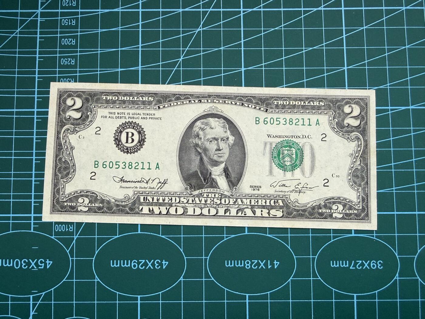 【炜奕收藏】，第五十期 1976年美国2美元，UNC-品相，有轻微黄点