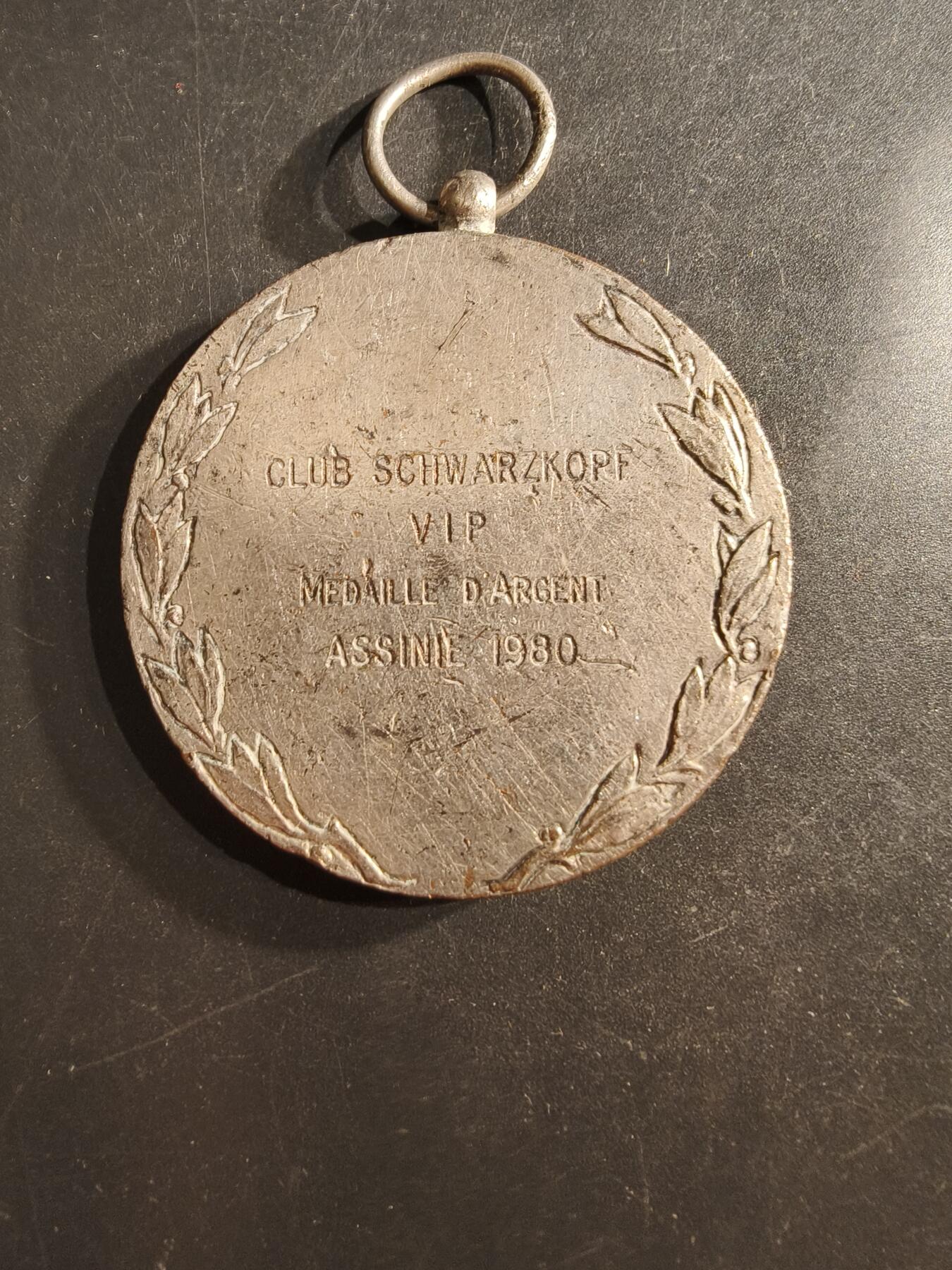 老王徽章第162期  法国施华蔻俱乐部银级奖章     正面为胜利女神形象    直径50mm.    重量60.6g