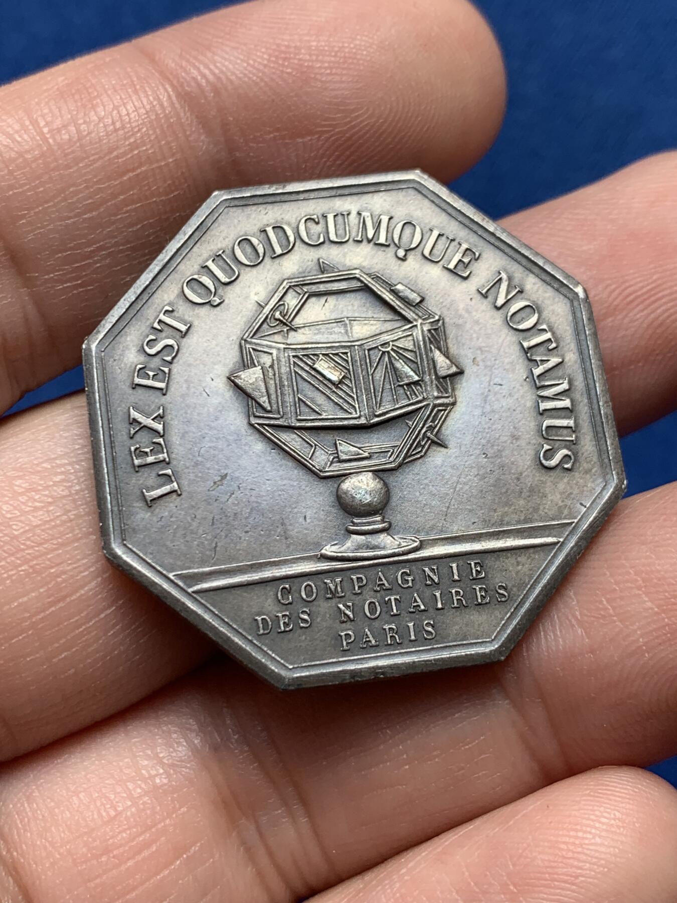 《竞宝斋》第436场 周日，周一2场连拍 （全场包邮） 法国巴黎公证人镀银铜质八角代币，直径：32.8mm，重：17.4g，丰饶角铜标边铭。