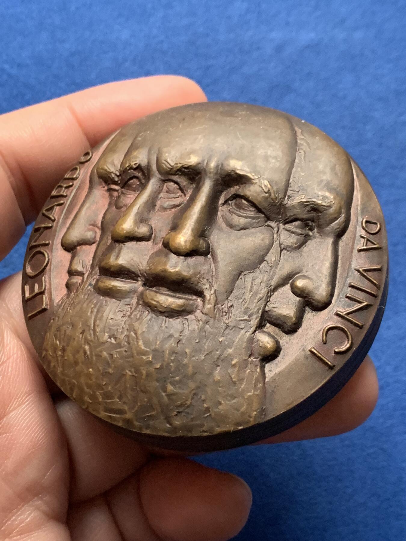 《竞宝斋》第436场 周日，周一2场连拍 （全场包邮） 1975年达芬奇三合体章，332.8克，59.2mm，K. Räsänen雕刻，铜质铸造1500枚，带说明书。