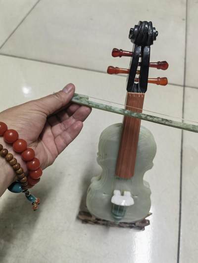 玉雕大师作品小提琴玉石摆件手工作品原盒 - 玉雕大师作品小提琴玉石摆件手工作品原盒