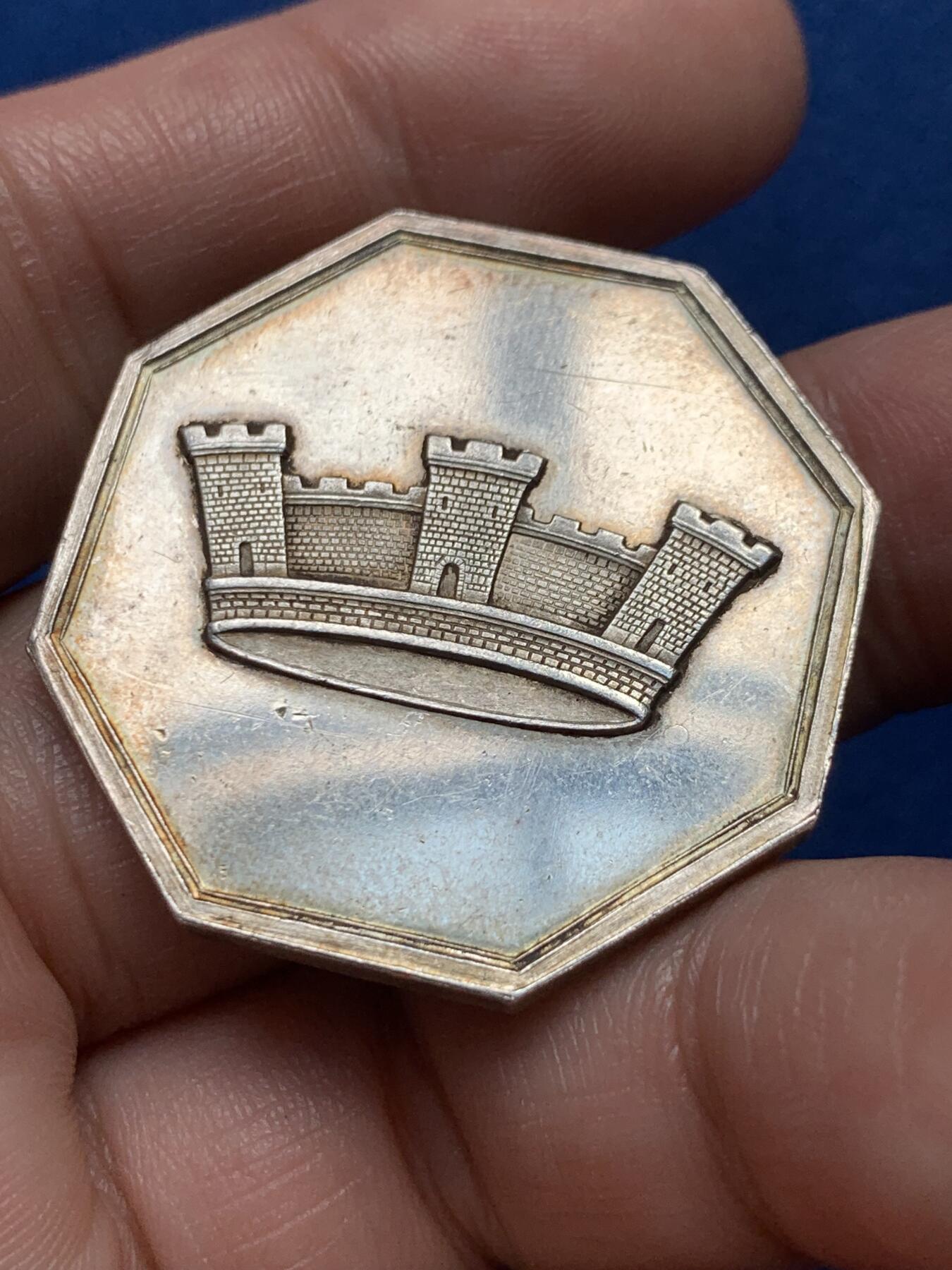 《竞宝斋》第436场 周日，周一2场连拍 （全场包邮） 法国1838年城市人寿保险公司八角银质代币，城堡王冠图，丰饶角AR边铭，35mm，19.7克