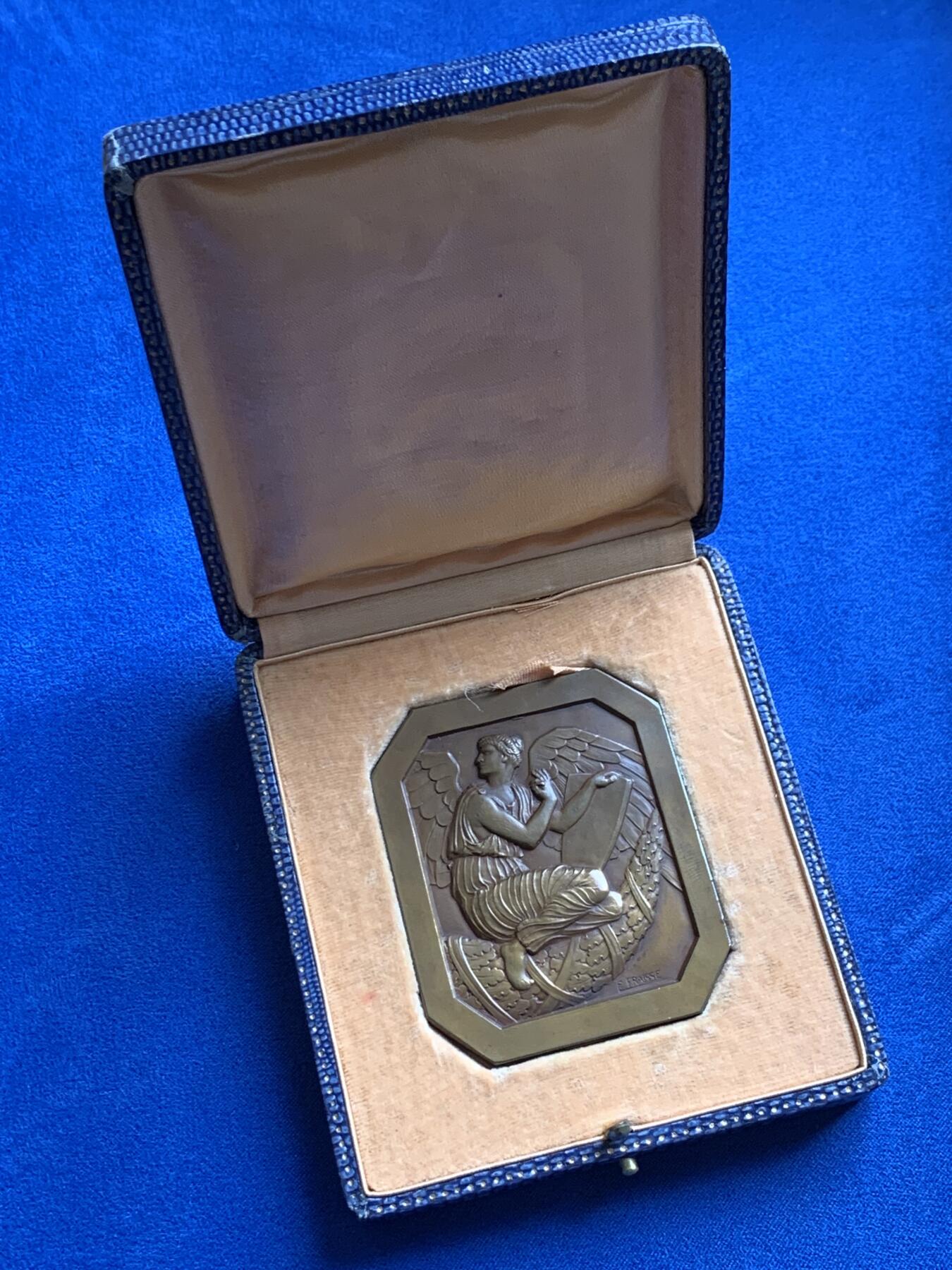 《竞宝斋》第436场 周日，周一2场连拍 （全场包邮） 法国天使大牌匾，极少见品种，法国著名雕刻家FRAISSE作品。品相极美，赏心悦目。直径：63*53mm，重：103g，三角铜标边铭，双面高浮雕，细节犀利，带原盒。