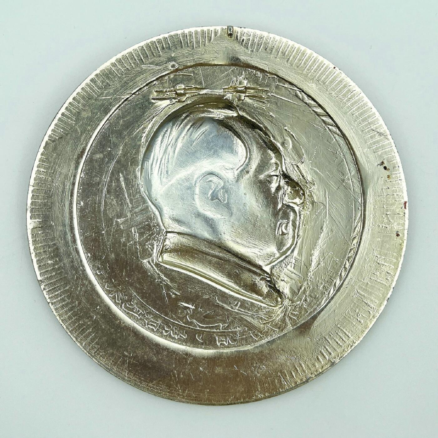 2025年伟人像章秋季专场拍卖会 红蓝金配色 圆形 地图党徽元素 标语“全世界无产者，联合起来！” 一枚 直径12.05cm