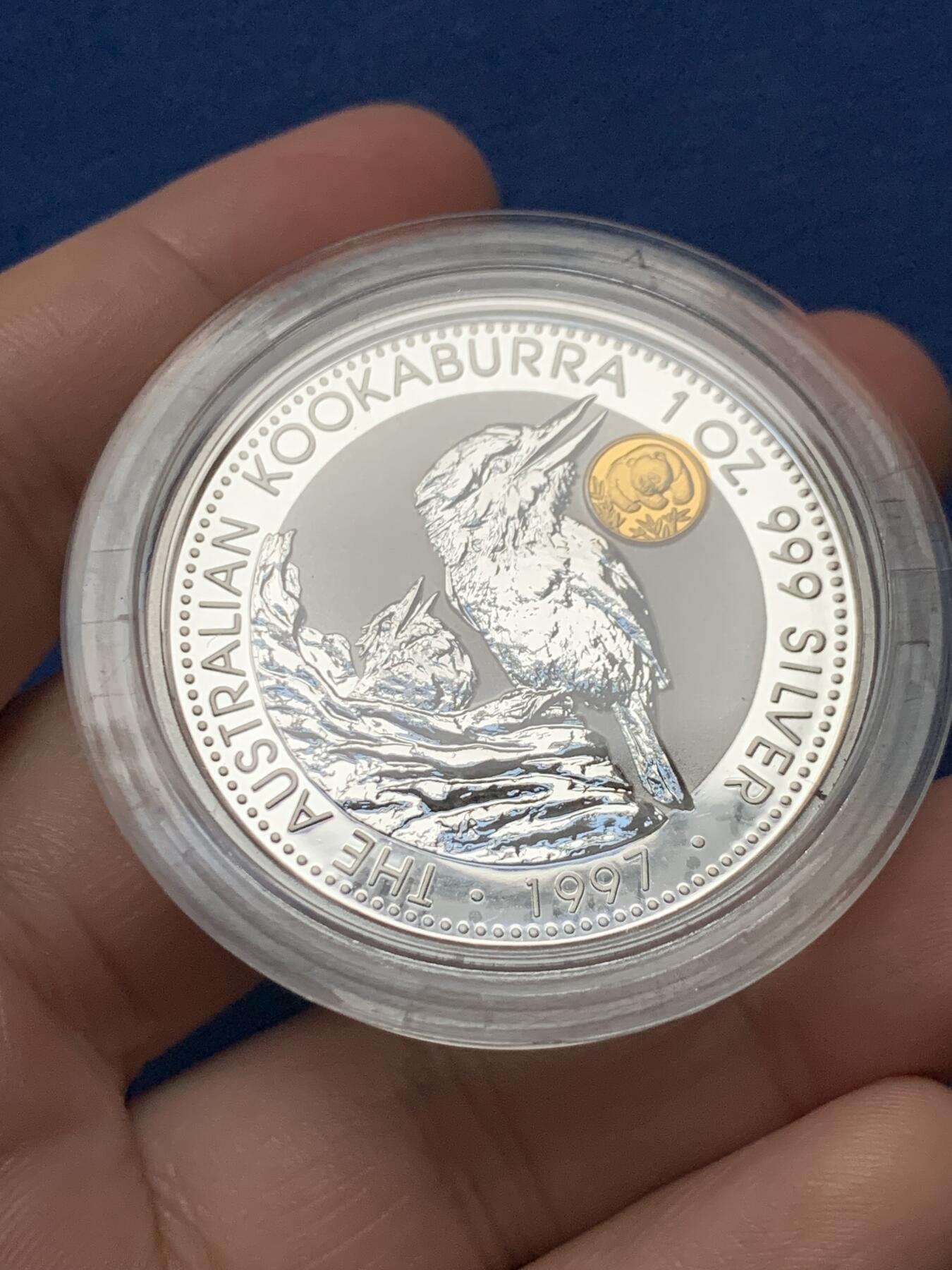 《竞宝斋》第436场 周日，周一2场连拍 （全场包邮） 澳大利亚 1997年 笑翠鸟 熊猫镶嵌银币 含纯银1盎司999银，镶嵌部分重约0.5克黄金，发行1.5万枚，为上海国际钱币展而发行，细节见图。