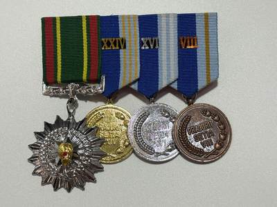 韵星假日精品2025秋季军品类拍卖会-- Rimey Holidays Boutique 2025 Autumn Militaria Sale - 印度尼西亚4r联排--三级卡蒂卡挨卡拉克西（三军团结）之星勋章，金银铜三级国防军优秀服务奖章