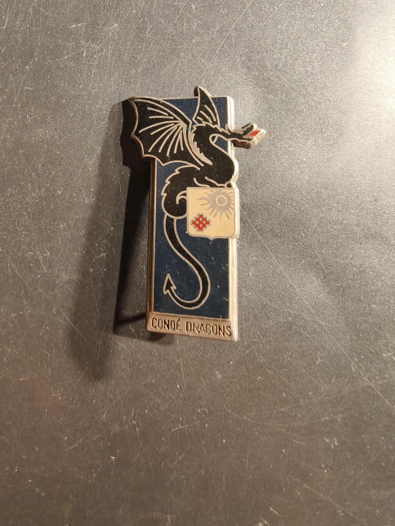 老王徽章第162期  法国陆军第2龙骑兵团证章     该团于1635年由路易十三的表兄孔代亲王（Prince de Condé）组建。